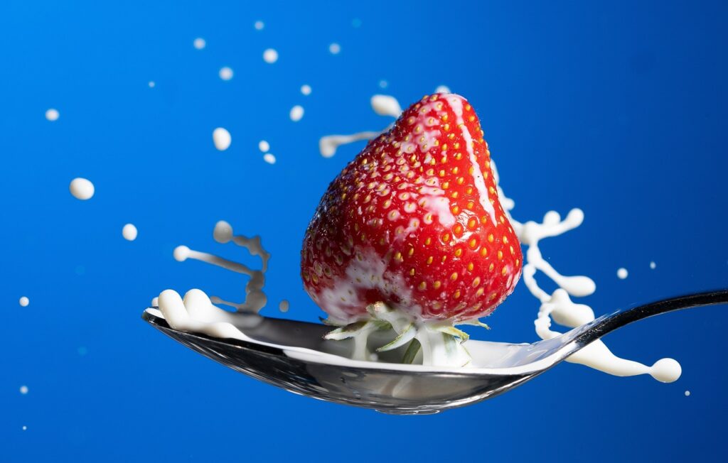 milk, strawberry, spoon-5267300.jpg