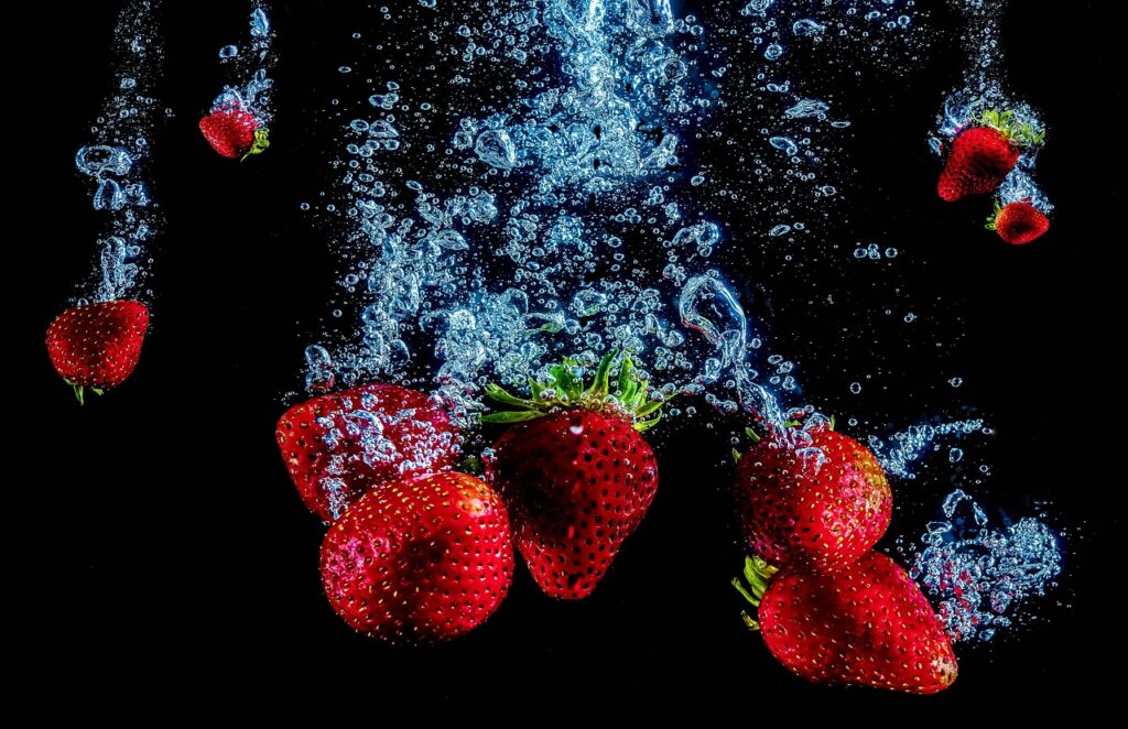 strawberries, bubbles, underwater-7367633.jpg